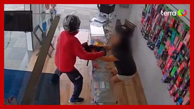 Vendedora de loja reage a assalto ao perceber que a arma era falsa