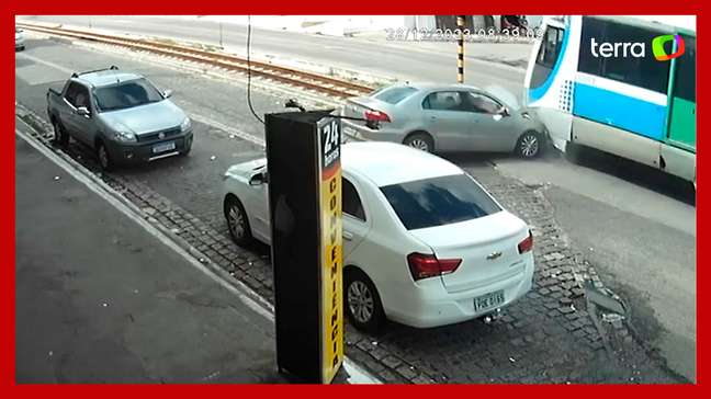 Carro é atingido por trem ao parar em linha férrea na Grande Natal