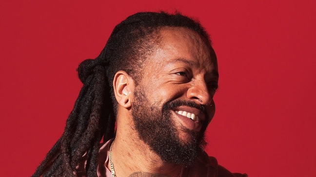 "Envolvidão": Rael canta sucesso no Showlivre