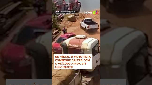 Motorista se joga segundos antes de carreta desgovernada cair em rio no Pará #shorts