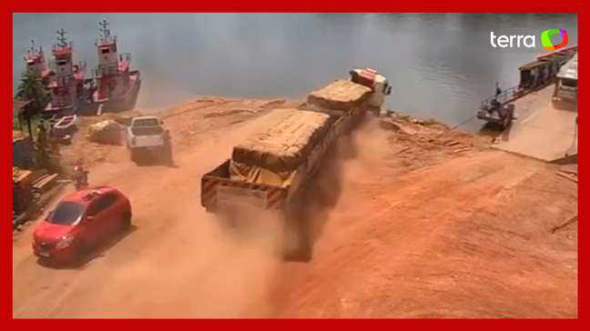 Motorista se joga segundos antes de carreta desgovernada cair em rio no Pará