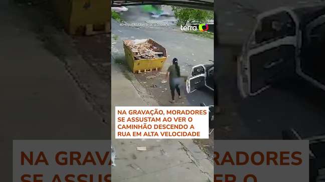 Carreta desgovernada atinge carros e casas em Belo Horizonte #shorts