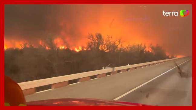 Bombeiros dirigem em 'estrada de fogo' durante incêndio florestal no Texas
