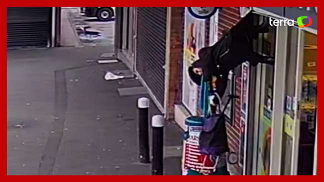 Mulher fica pendurada após roupa se prender em porta automática de loja no Reino Unido