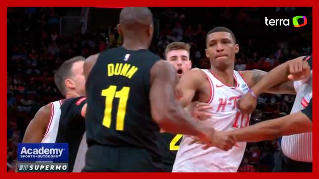 Jogadores se desentendem e trocam socos durante partida da NBA