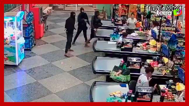 Câmera de segurança flagra arrastão, tiros e correria em supermercado no DF