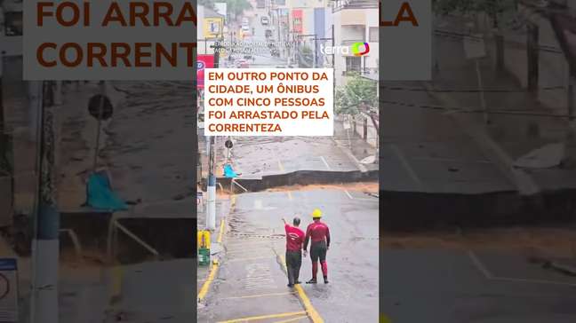 Chuva faz casa desabar, poste 'explodir' e abre cratera em Santa Catarina #shorts