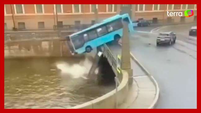 Ônibus desgovernado cai em rio e deixa ao menos três mortos na Rússia