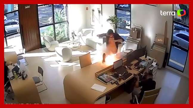 Celular explode enquanto carregava em escritório no Paraná