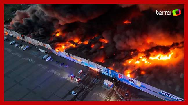 Incêndio de grandes proporções destrói shopping center na Polônia