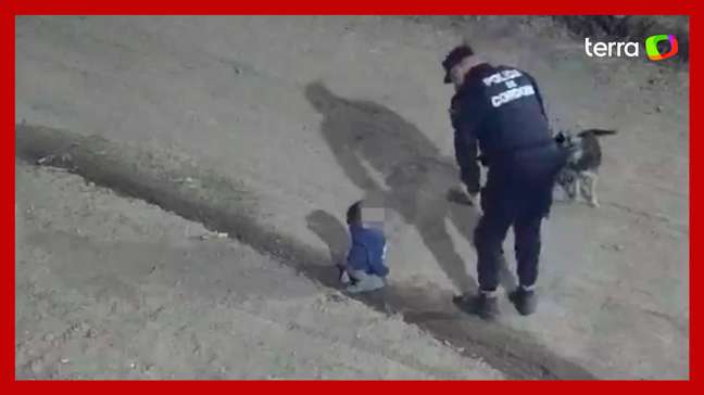 Bebê é encontrado engatinhando sozinho de madrugada no meio de rua na Argentina
