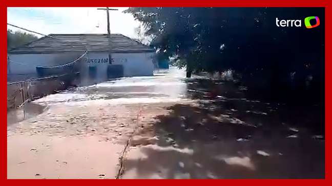 Vídeo mostra rua tomada por 'montanha' de areia após água baixar em Porto Alegre