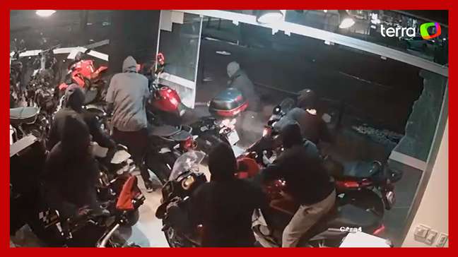 Criminosos quebram vidros de concessionária e furtam motos em SC
