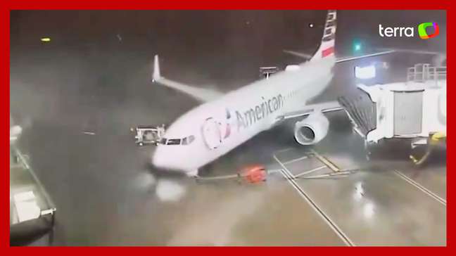 Avião é arrastado durante vendaval em aeroporto nos EUA