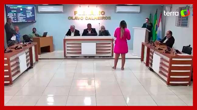 Grávida ‘invade’ sessão de Câmara para cobrar paternidade de vereador em Alagoas