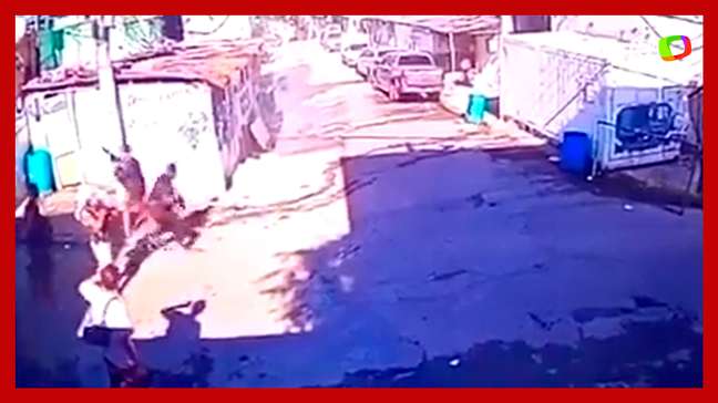 Câmera de segurança registra intensa troca de tiros entre PMs e criminosos na Maré (RJ)