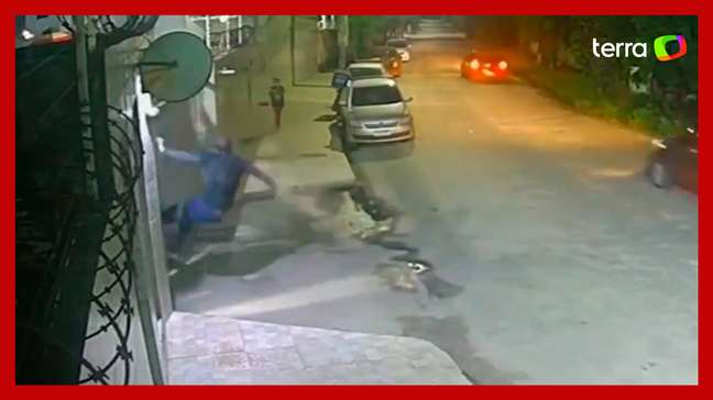 Motorista de aplicativo dá 'voadora' e danifica portão após reclamar de demora para abrir