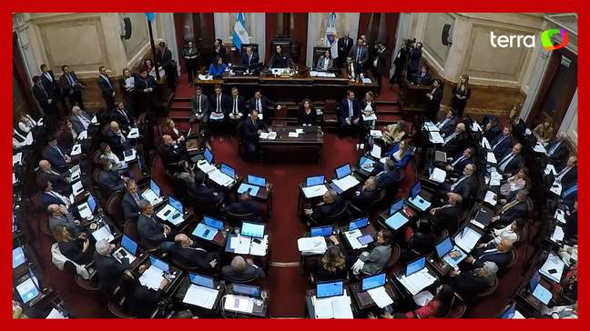 Em meio a onda de protestos, Senado da Argentina aprova projeto de reformas de Milei
