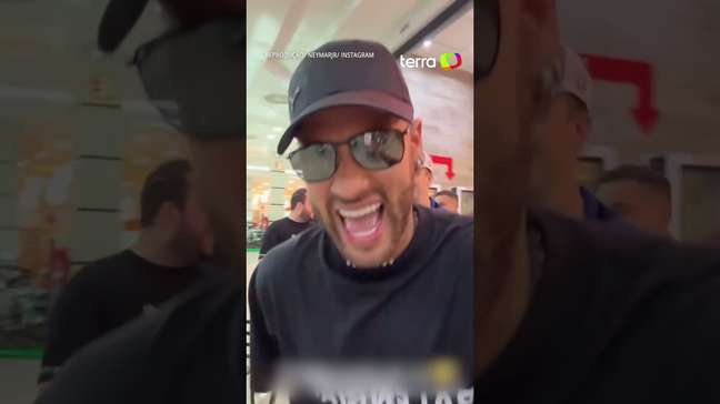 Neymar causa alvoroço ao aparecer de surpresa em shopping no litoral de São Paulo #shorts