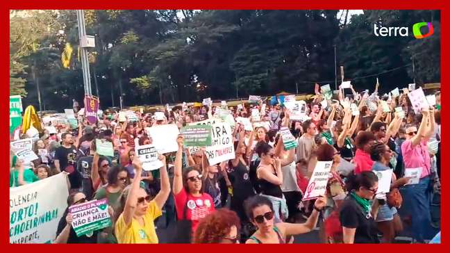 Manifestantes interditam Avenida Paulista em protesto contra PL que equipara aborto a homicídio