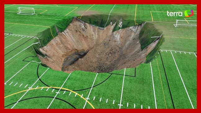 Cratera gigante se abre em campo de futebol nos Estados Unidos; vídeo mostra momento