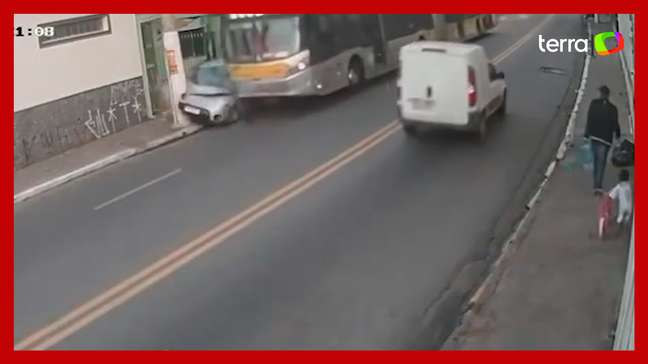 Motorista desce segundos antes de carro ser atingido e destruído por ônibus na zona leste de SP