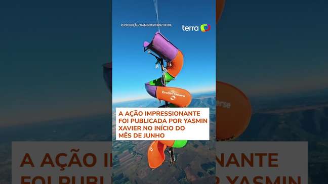 Paraquedista brasileira viraliza ao pular em toboágua anexado a balão no céu de SC #shorts