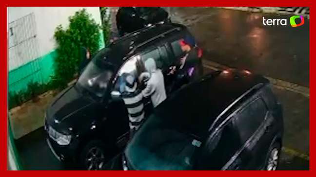 Ladrão atira em carro blindado de idosa durante tentativa de assalto em Guarujá (SP)