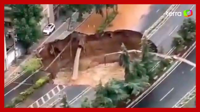 Enorme buraco se abre em estrada devido a incidente em construção de metrô na China