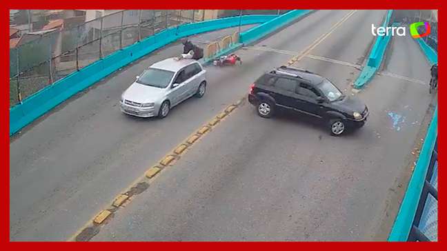 Motociclista cai sentado sobre teto de carro após acidente de trânsito no RJ