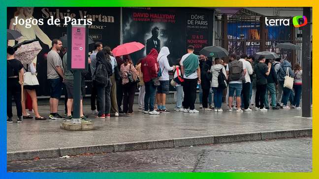 Público enfrenta fila sob chuva para acessar local de competições dos Jogos de Paris