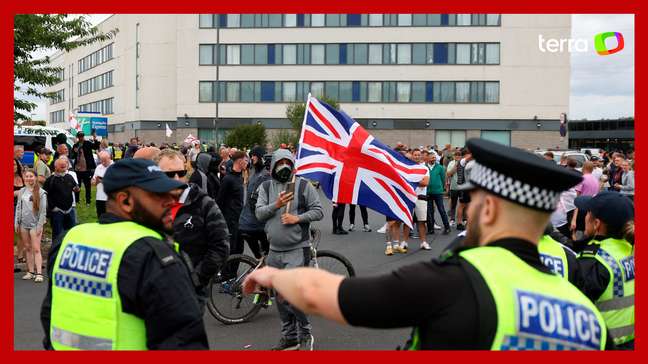 Reino Unido registra fim de semana com violentos protestos de direita radical