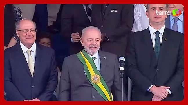 Sem Janja, Lula participa de desfile de 7 de setembro e é cumprimentado por Moraes e Barroso