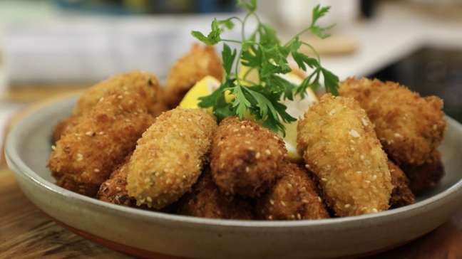 Giu Giunti te ensina a fazer o bolinho de bacalhau perfeito!