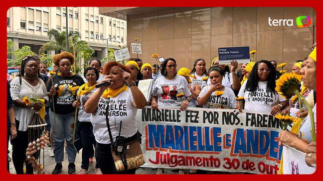 Grupo protesta antes de julgamento e pede justiça por Marielle e Anderson