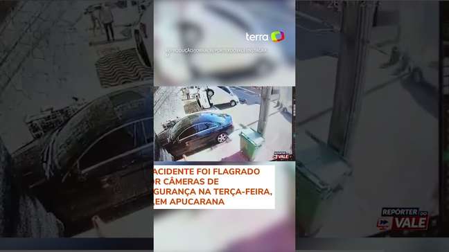 Carro em marcha à ré bate e sobe em outro veículo estacionado no Paraná #shorts