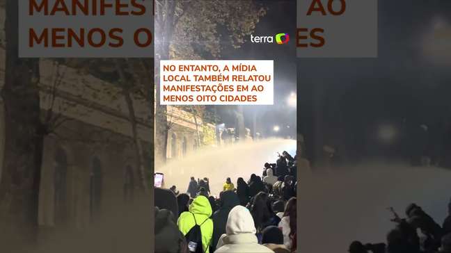 Manifestantes usam fogos de artifício em confrontos com a polícia na Geórgia #shorts