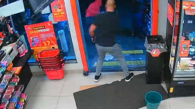 Vídeo mostra PM atirando em homem negro pelas costas