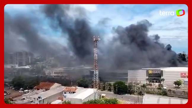 Incêndio de grandes proporções atinge shopping em Canoas (RS)