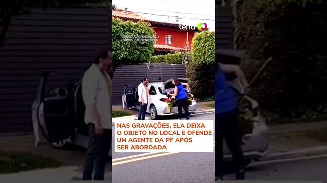 Mulher é presa por chamar policial de 'macaco' após deixar coroa de flores na frente da casa de Lula