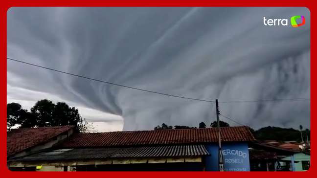 Nuvem gigante toma conta do céu e assusta moradores no interior de SP