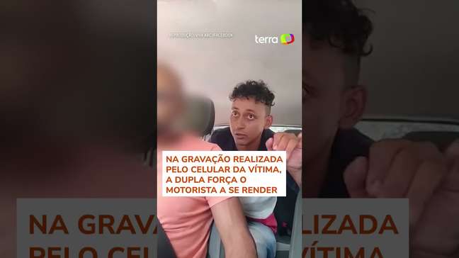 Motorista de aplicativo grava o momento em que é assaltado por dupla de 'passageiros' em SP #shorts