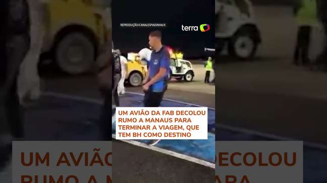 Vídeo mostra que brasileiros deportados dos EUA desembarcaram algemados e acorrentados em Manaus