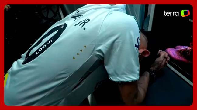 Neymar se ajoelha e faz oração após vestir camisa 10 do Santos pela primeira vez