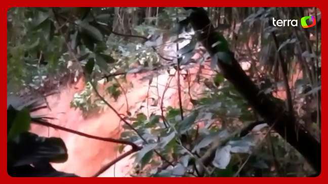 Adutora rompe e causa deslizamento de terra em São Vicente (SP)