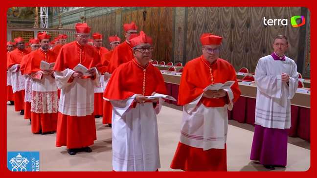 Conclave: cardeais eleitores fazem procissão em direção à Capela Sistina para primeira votação
