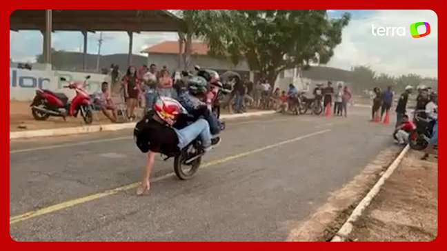 Prefeito 'radical' é flagrado empinando motocicleta durante evento em MT
