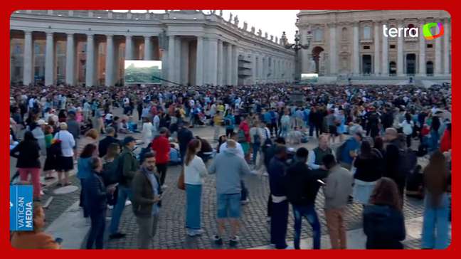 Milhares se reúnem na praça de São Pedro à espera do resultado da 1ª votação do conclave