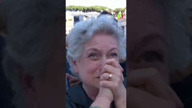 'Habemus papam': fumaça branca sai de chaminé e indica que novo pontífice foi escolhido #shorts