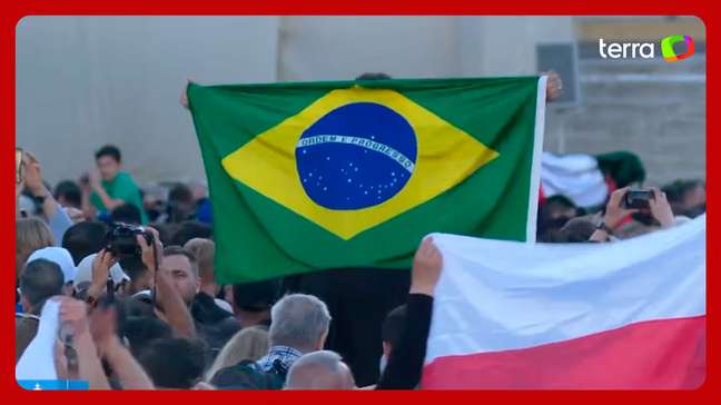 Brasileiros são vistos comemorando anúncio do novo papa na Praça de São Pedro